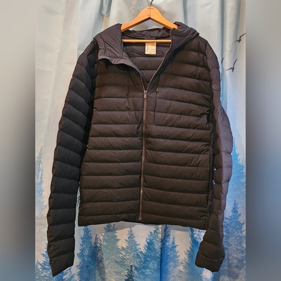 Vuori Black Puffer Jacket with High Collar and Slim Fit - Picture 2 of 7